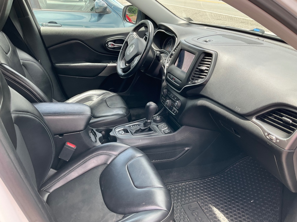 2019 Jeep Cherokee Latitude Plus - Photo 6