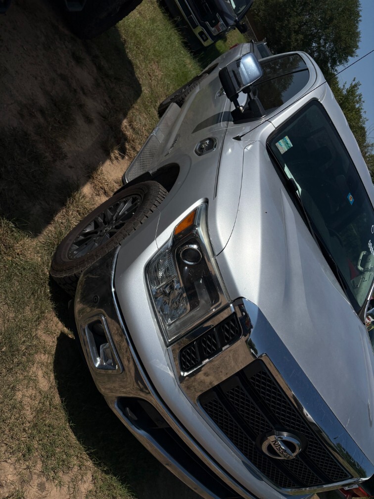 2017 Nissan Titan SL's photo