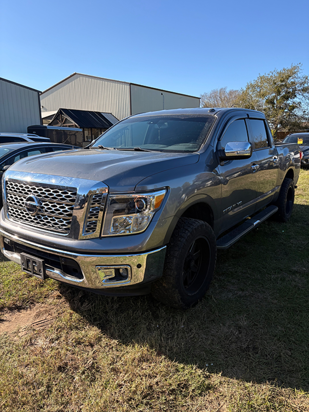 2019 Nissan Titan SL's photo