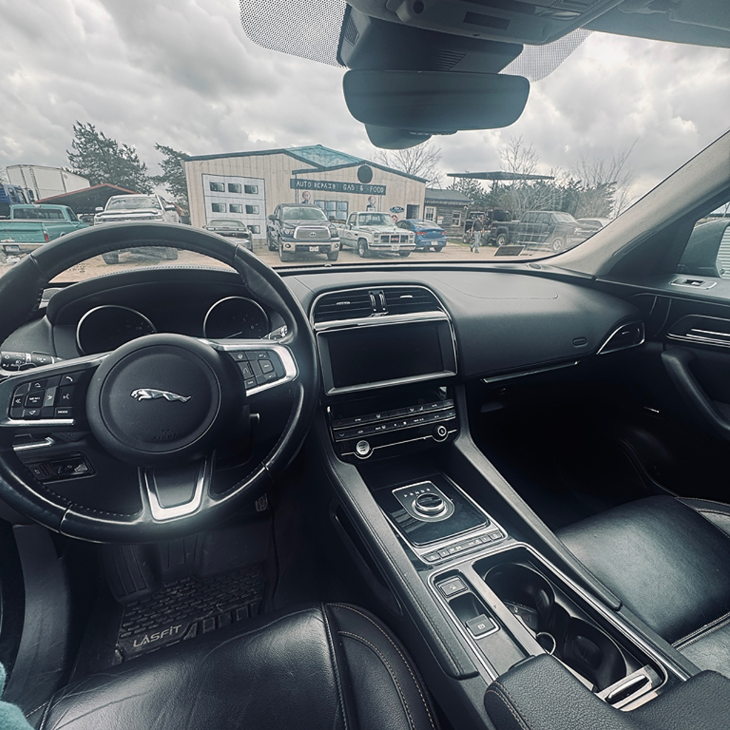 Additional photo of vehicle.