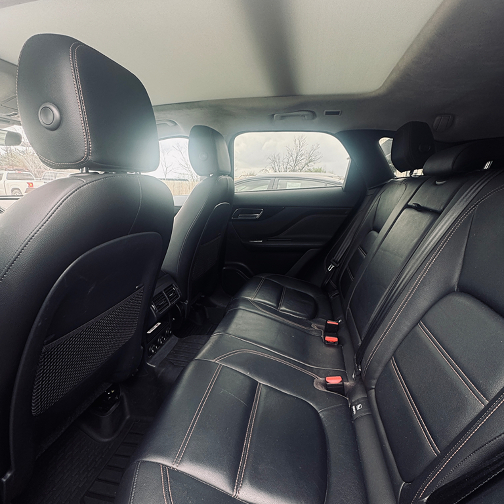 Additional photo of vehicle.