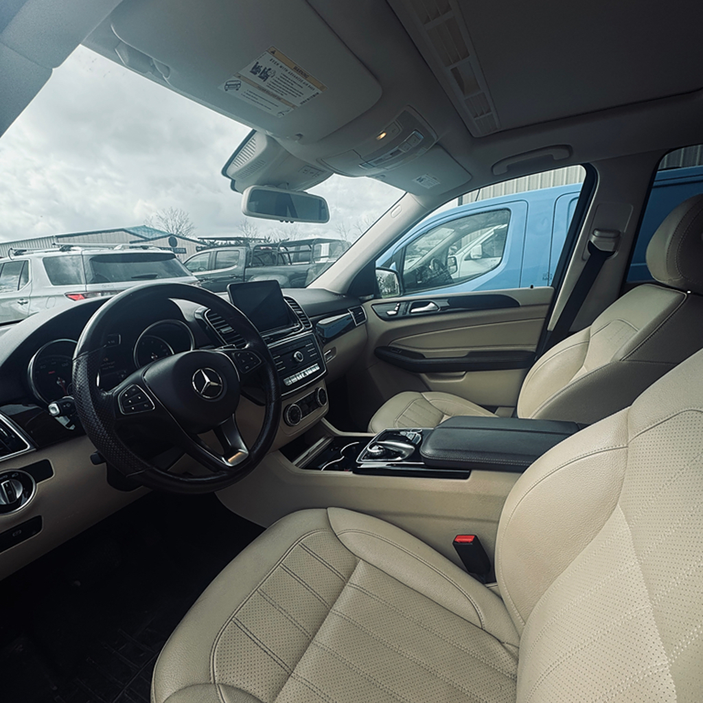 Additional photo of vehicle.