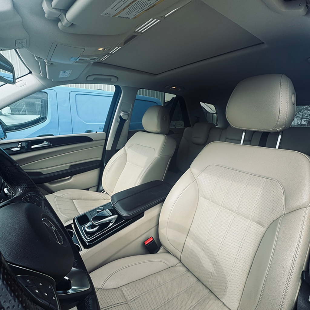 Additional photo of vehicle.