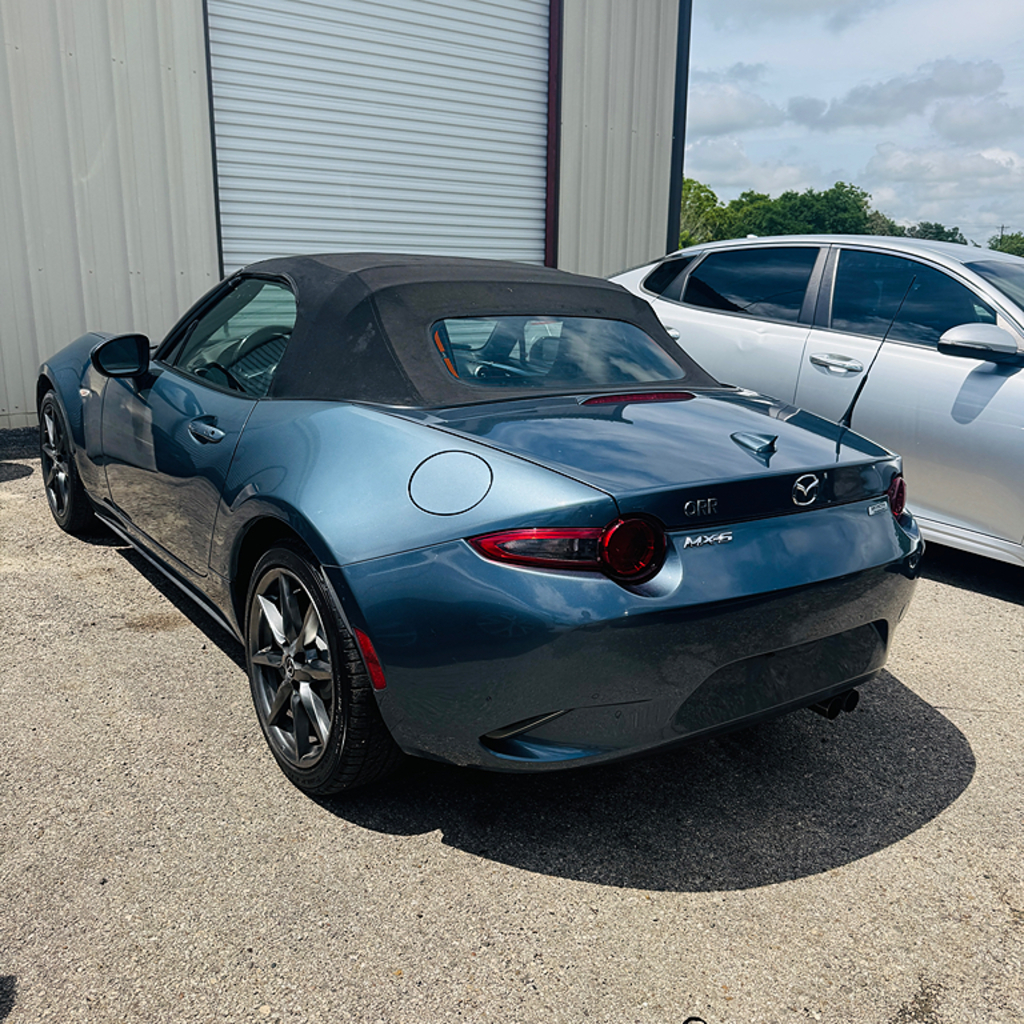 Additional photo of vehicle.