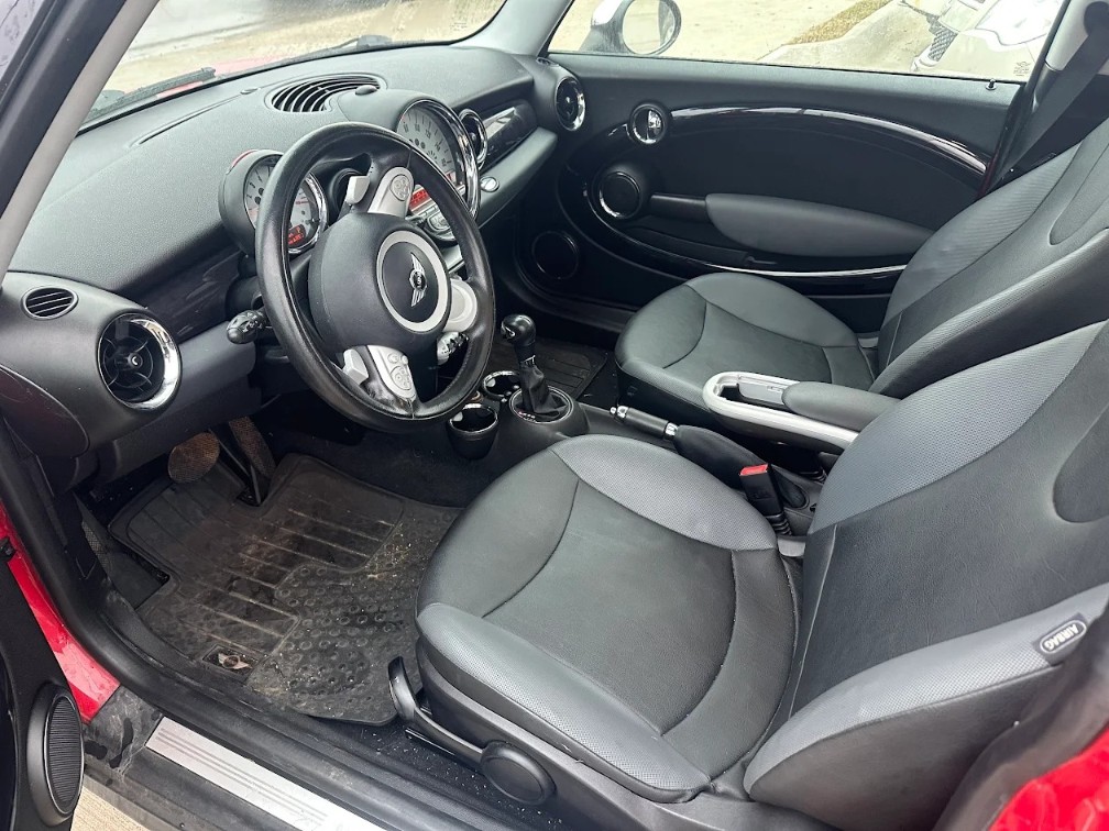 Additional photo of vehicle.