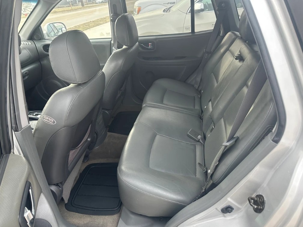 Additional photo of vehicle.