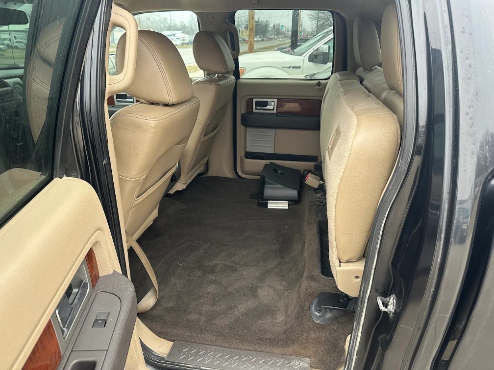 Additional photo of vehicle.