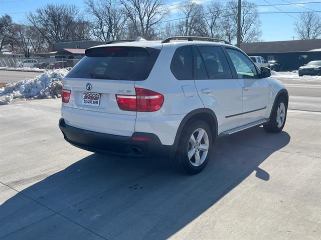 Additional photo of vehicle.