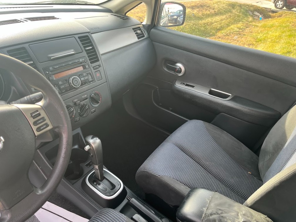 Additional photo of vehicle.