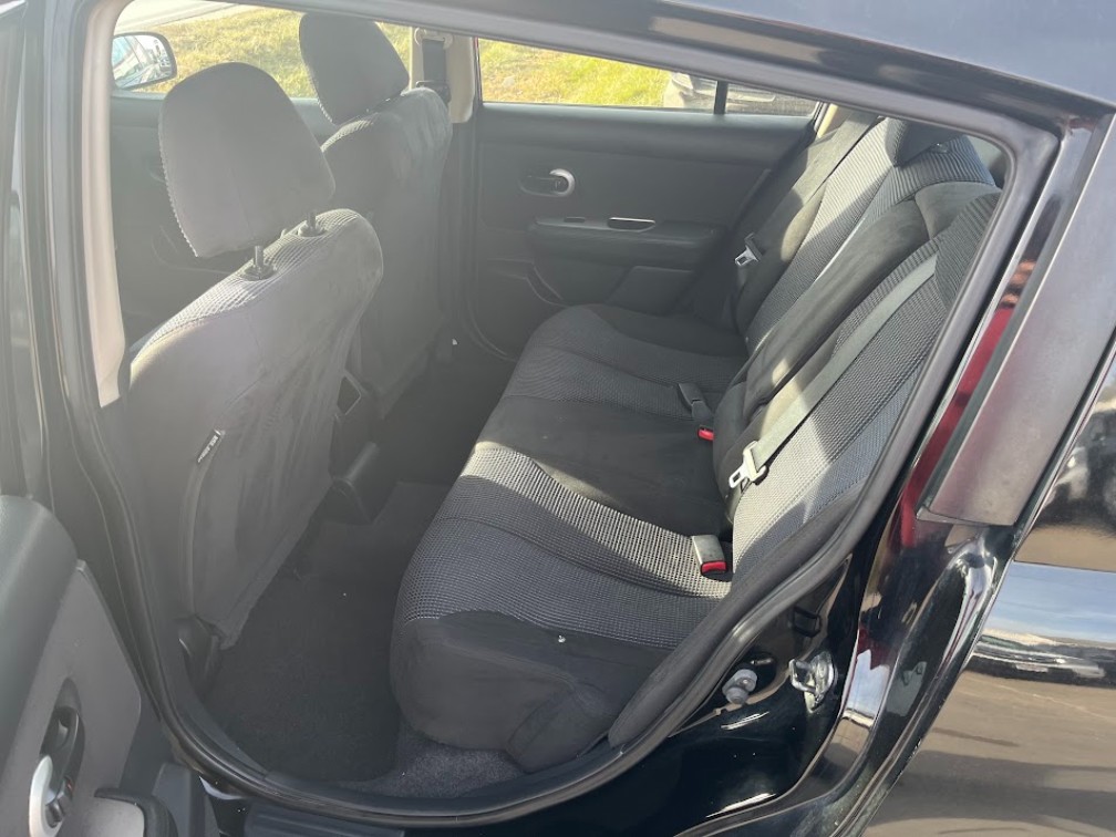 Additional photo of vehicle.