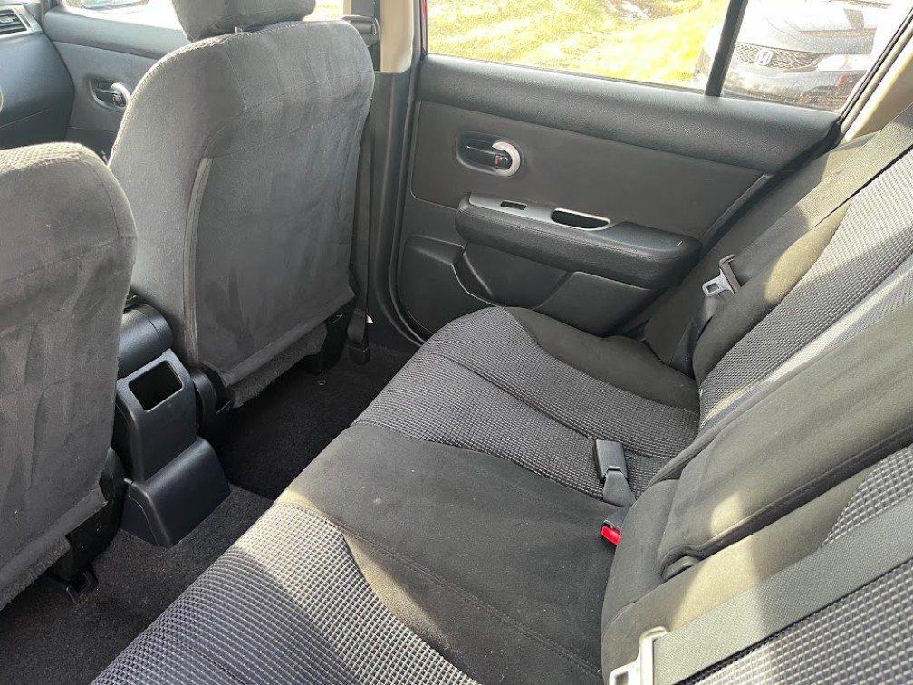 Additional photo of vehicle.