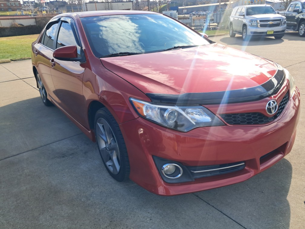 2012 Toyota Camry SE's photo