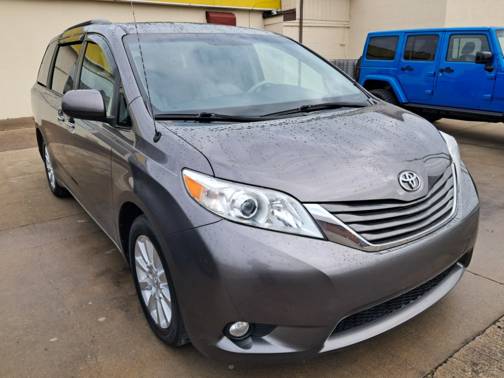 2014 Toyota Sienna XLE's photo