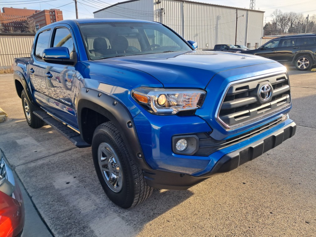 2017 Toyota Tacoma SR5's photo