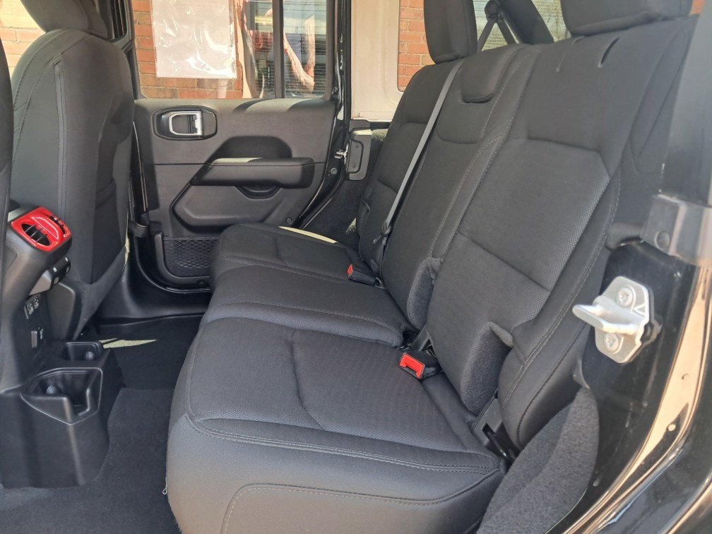 2020 Jeep Wrangler Unlimited Sahara - Photo 7