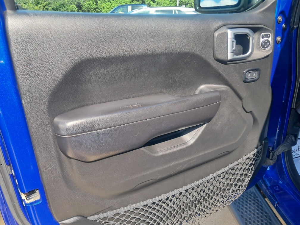 Additional photo of vehicle.