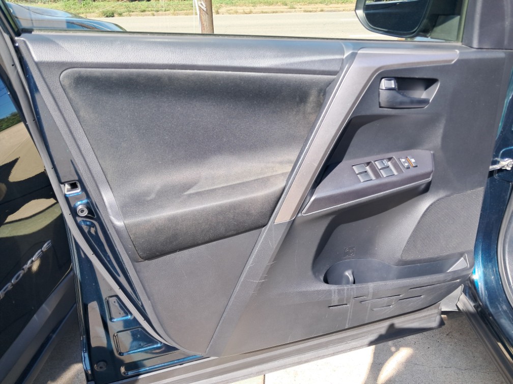 Additional photo of vehicle.
