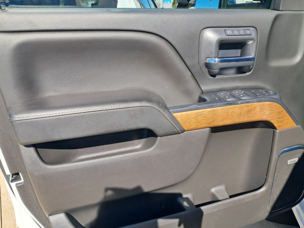 Additional photo of vehicle.
