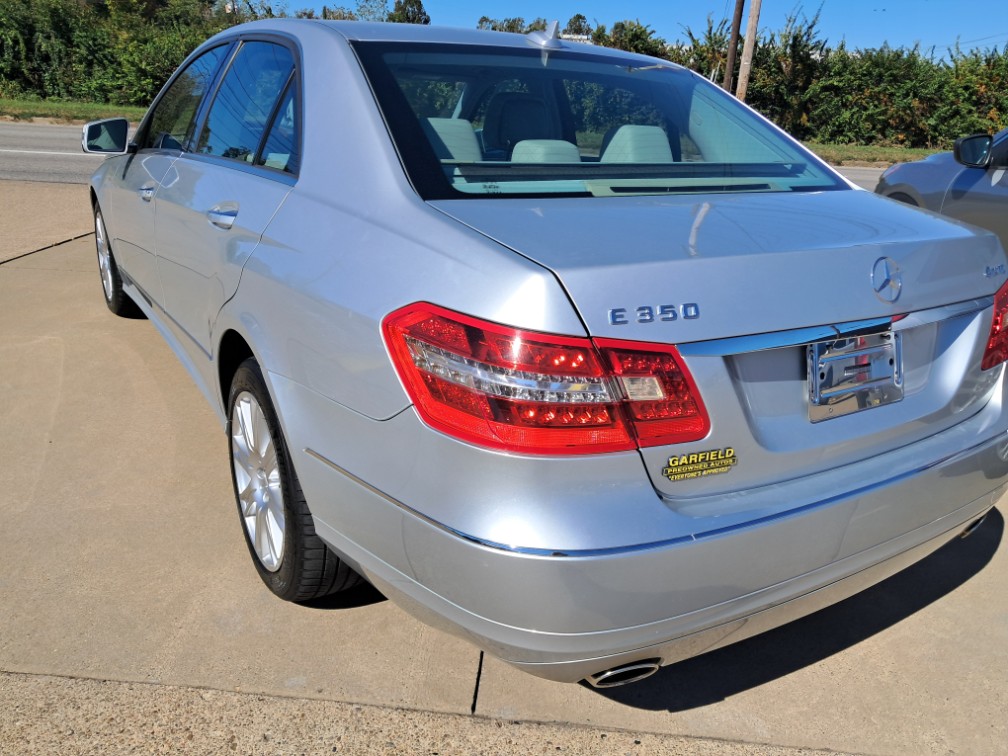 Additional photo of vehicle.