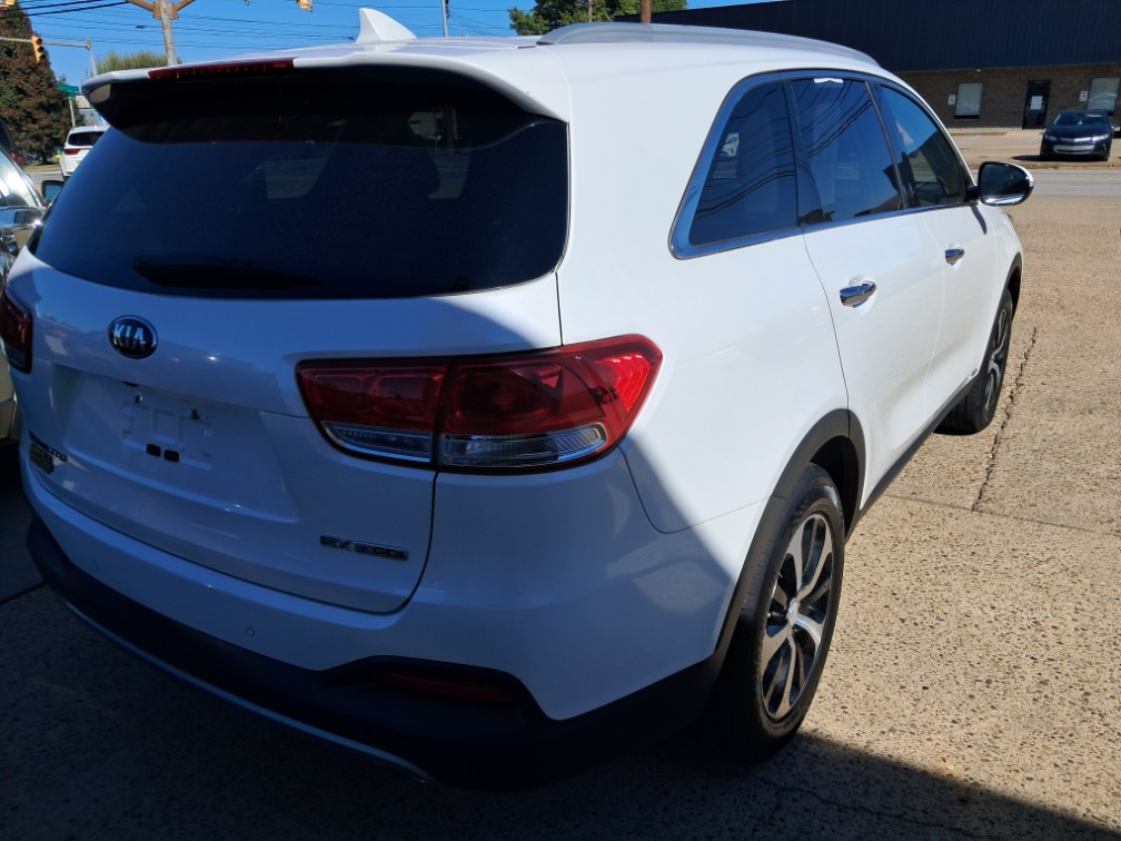 Additional photo of vehicle.