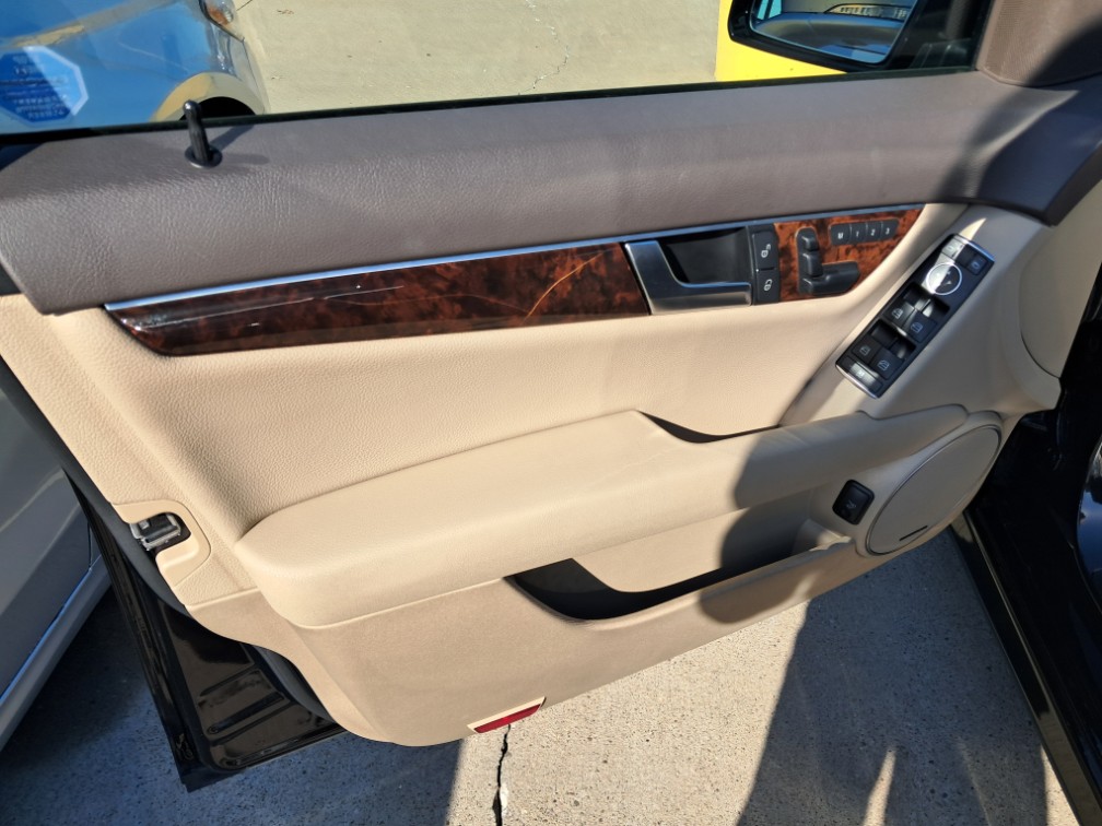 Additional photo of vehicle.