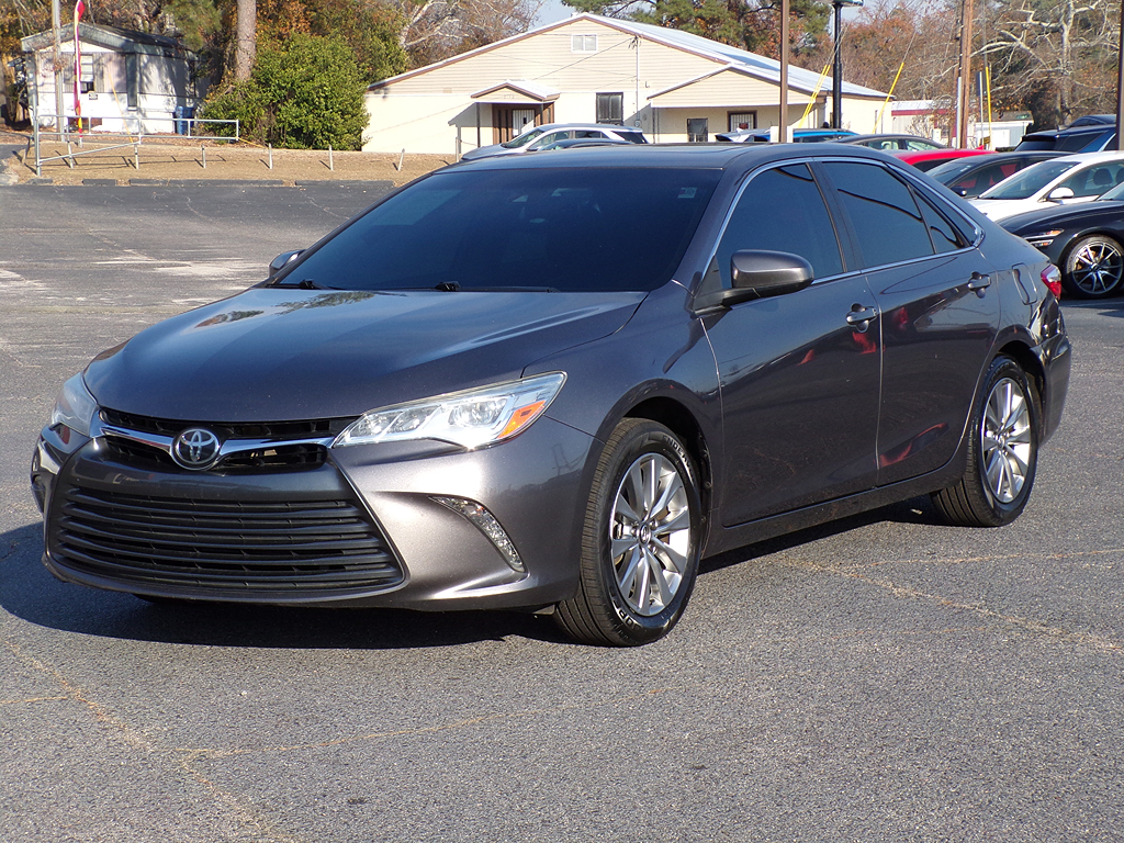 2016 Toyota Camry XLE's photo