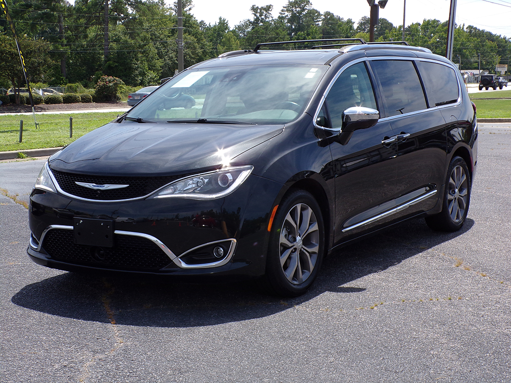 2018 Chrysler Pacifica Limited's photo