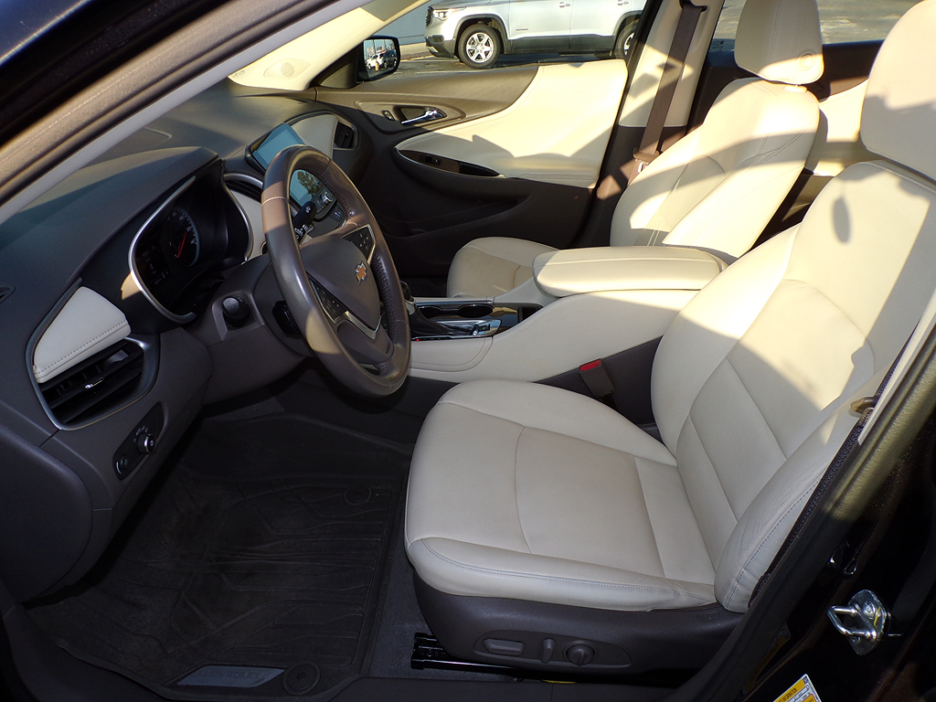 Additional photo of vehicle.