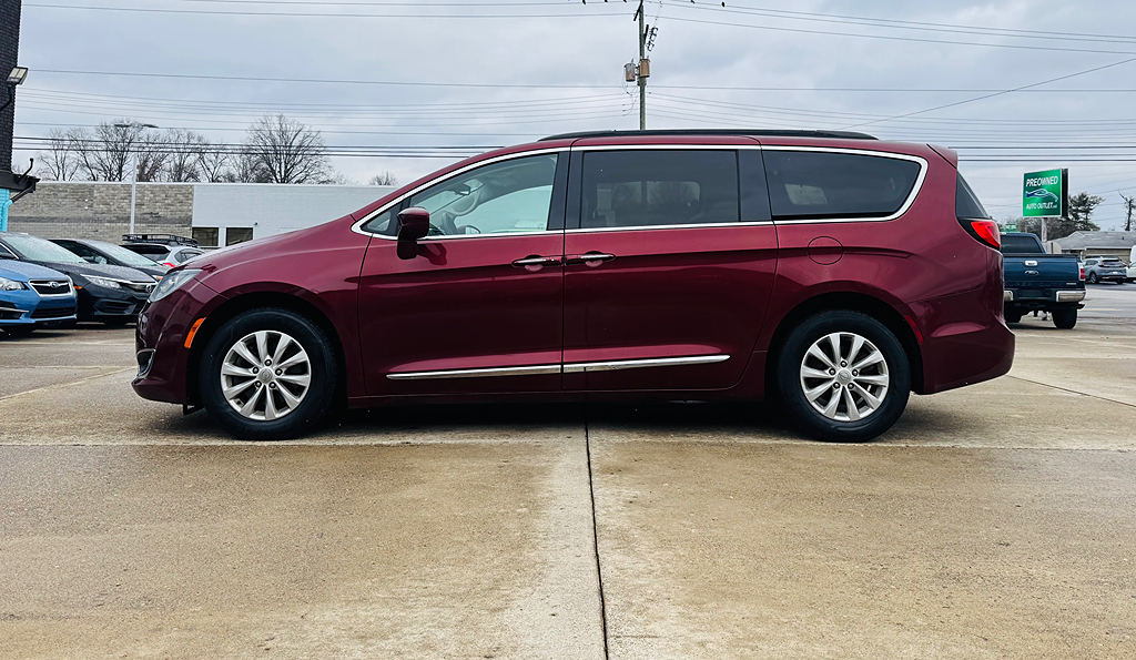 2017 Chrysler Pacifica Touring-L's photo