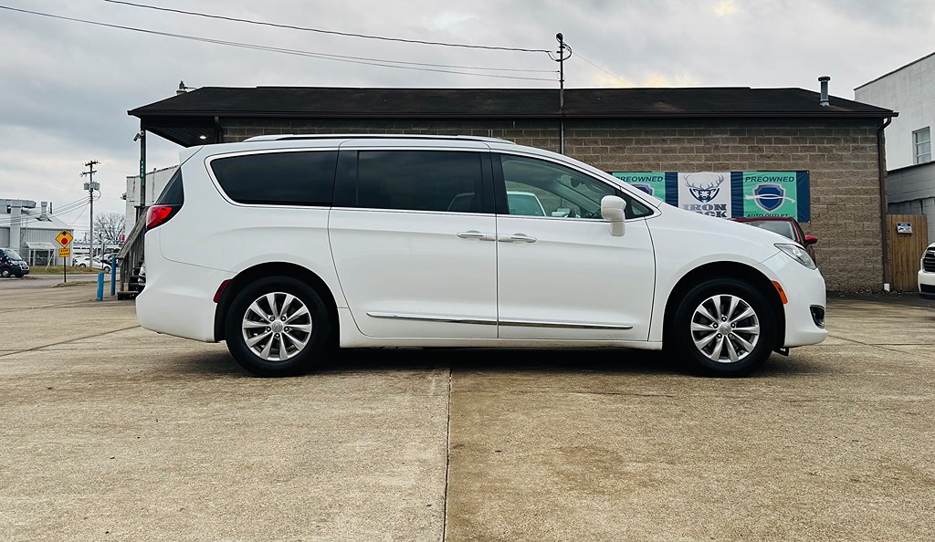 2019 Chrysler Pacifica Touring L's photo