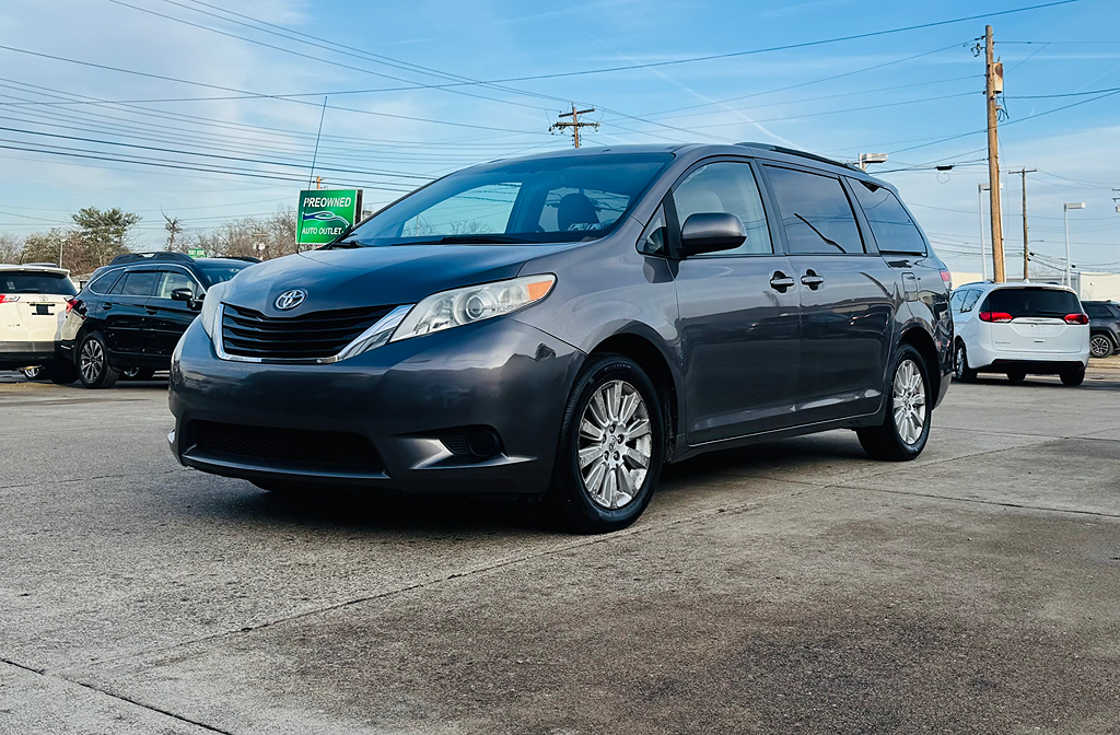 2011 Toyota Sienna LE's photo