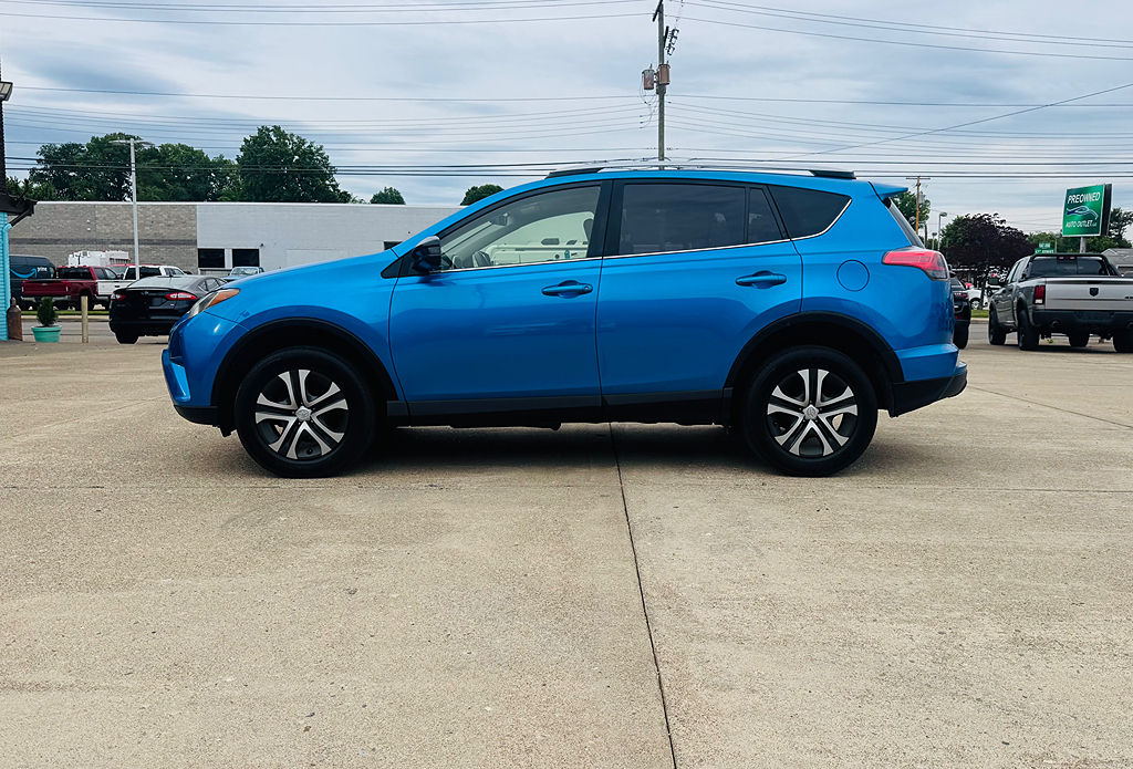 2018 Toyota RAV4 LE AWD's photo