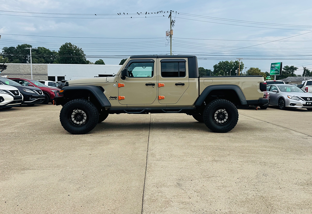 Additional photo of vehicle.
