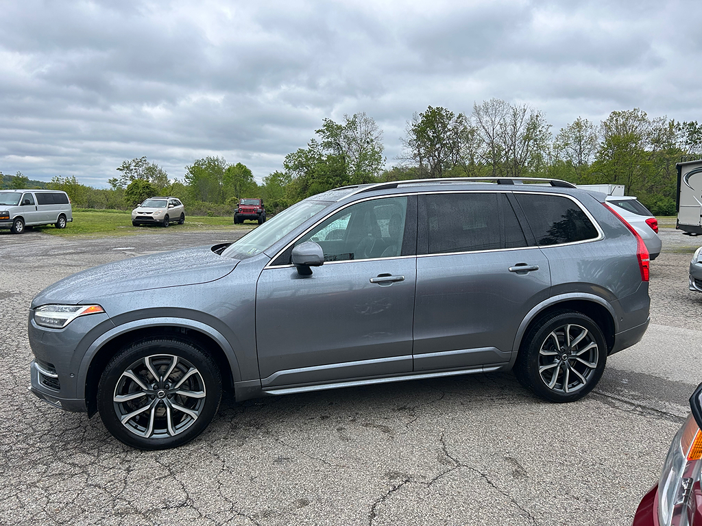 2017 Volvo XC90 T6 AWD Momentum's photo