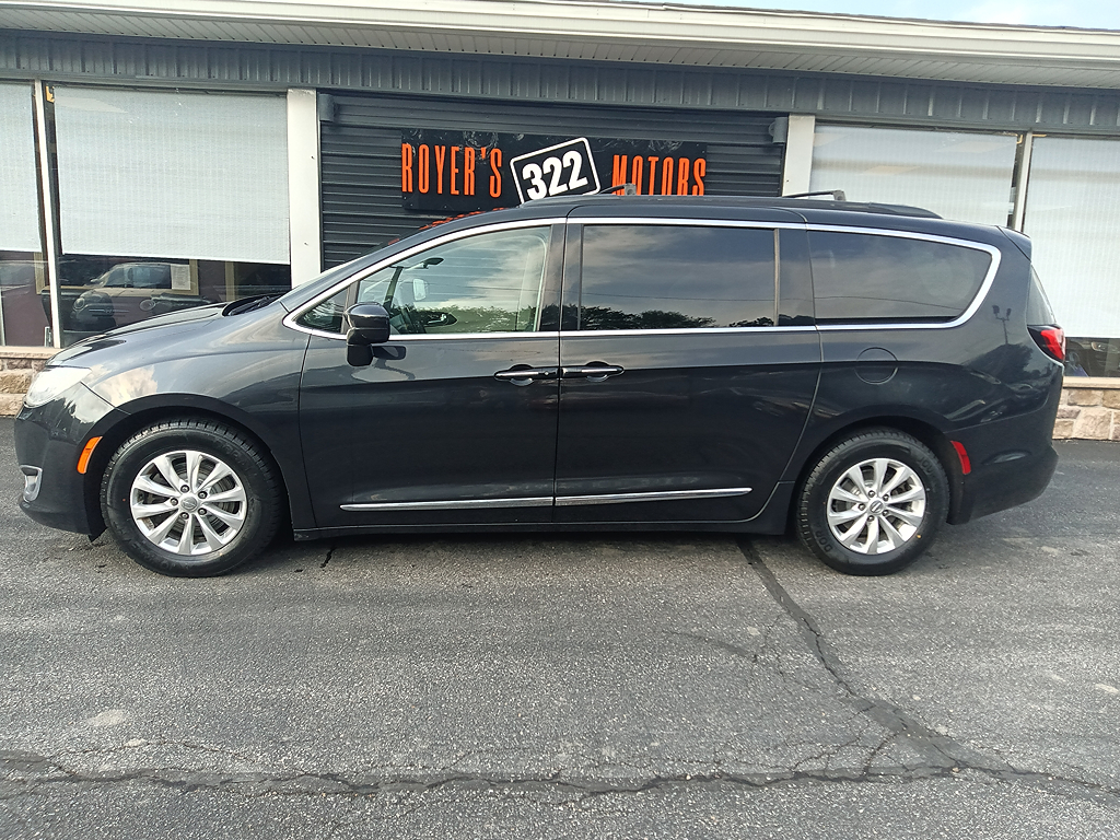Photo of 2017 CHRYSLER PACIFICA