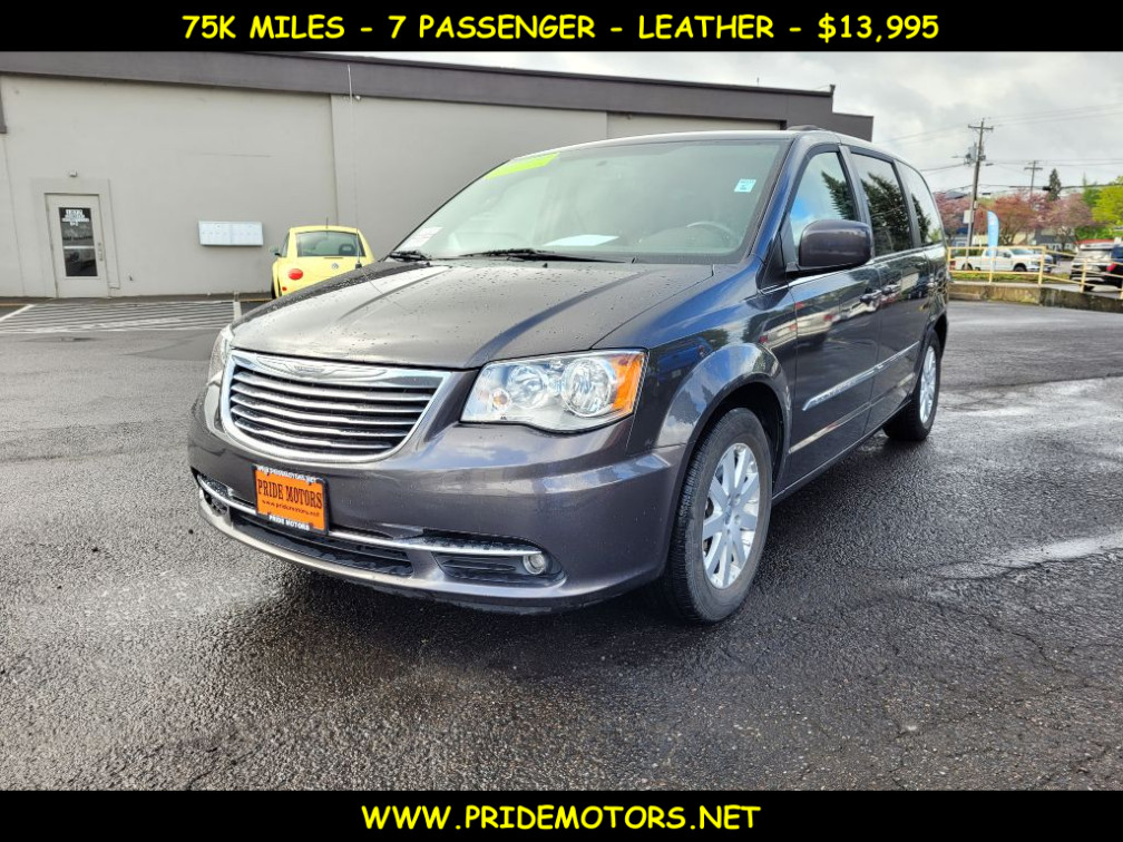 2016 Chrysler Town & Country Touring's photo