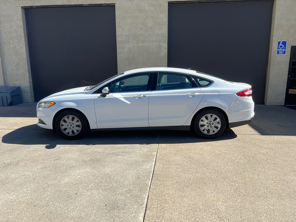 2013 Ford Fusion S's photo