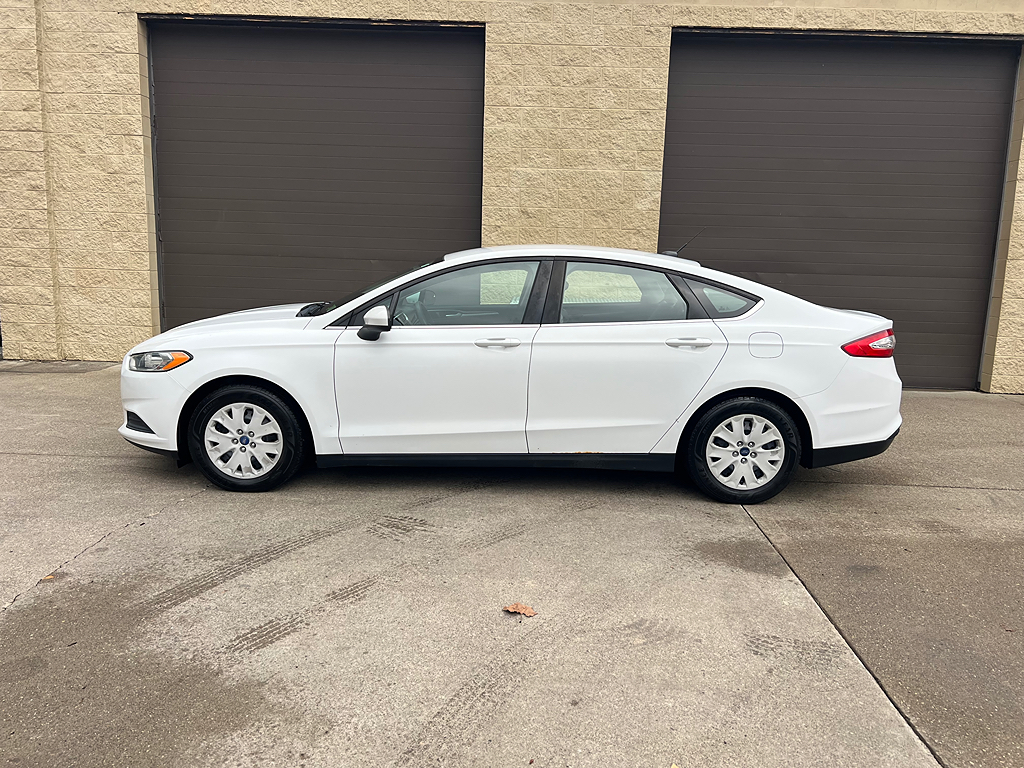 2013 Ford Fusion S's photo