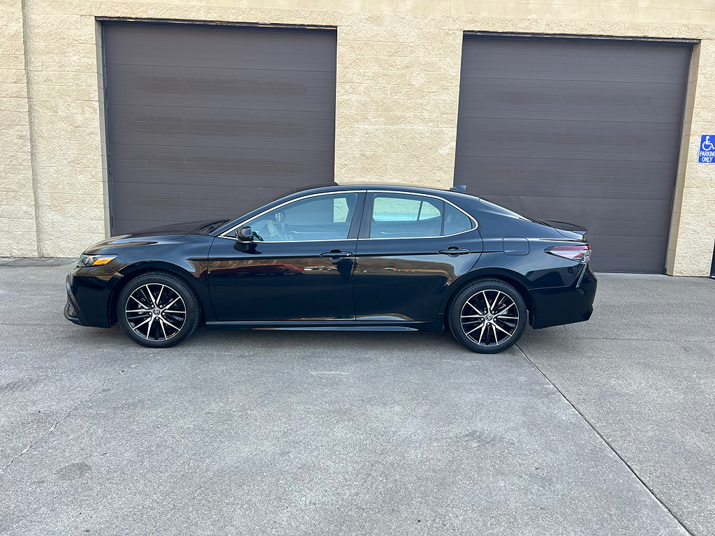 2022 Toyota Camry SE's photo