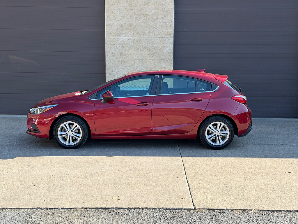 2017 Chevrolet Cruze LT's photo