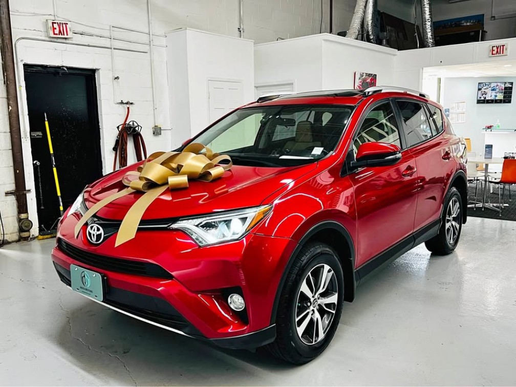 2016 Toyota RAV4 XLE photo 2