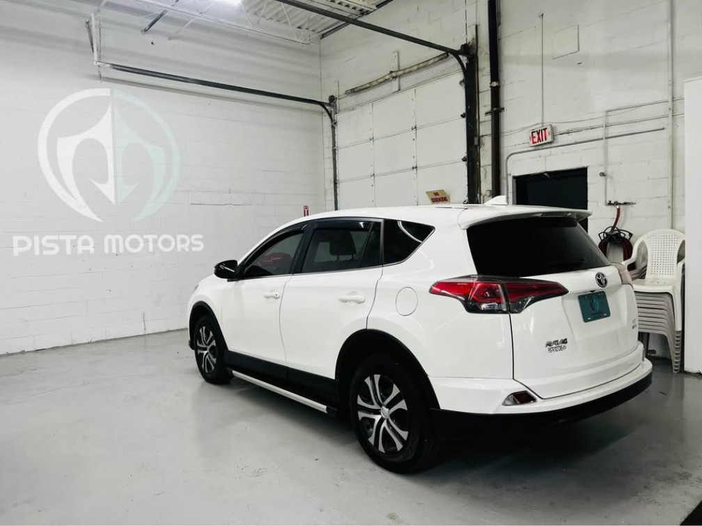 2017 Toyota RAV4 LE - Photo 6