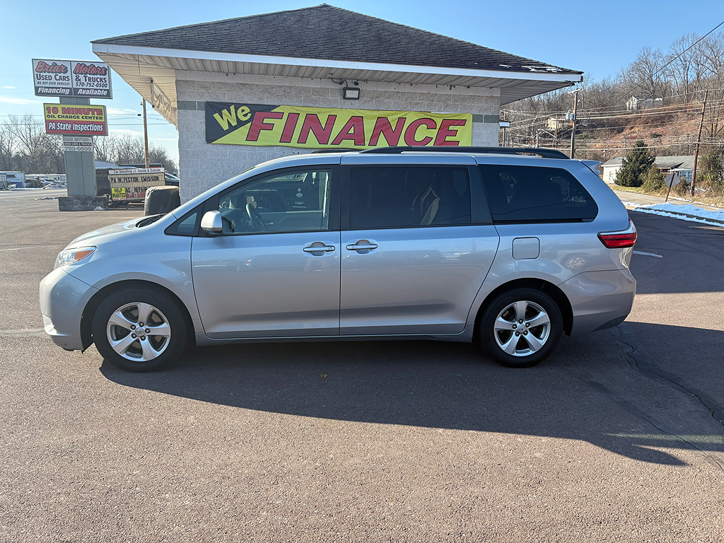 2015 Toyota Sienna LE's photo