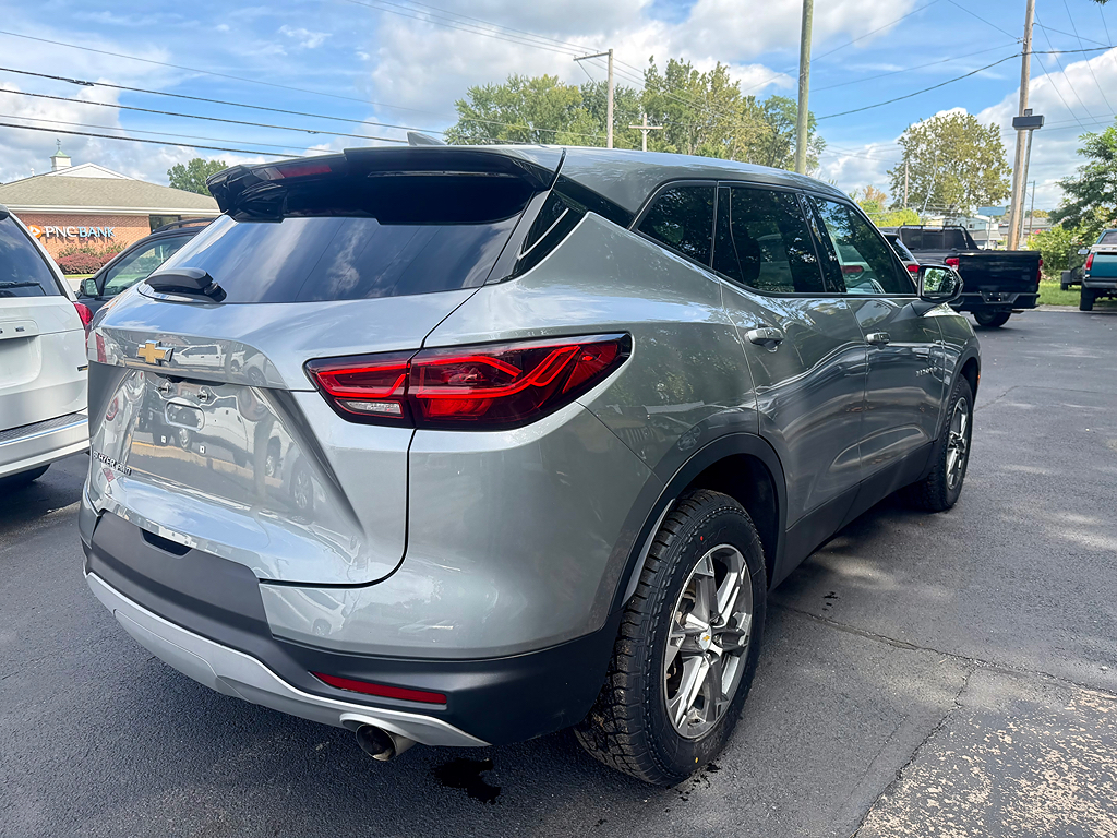 Additional photo of vehicle.