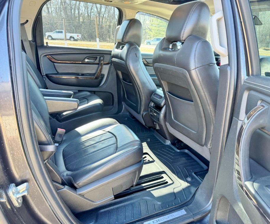 Additional photo of vehicle.