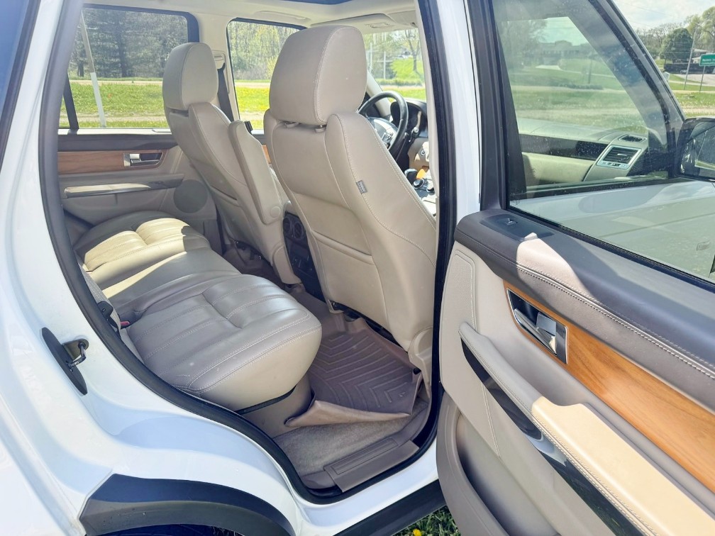 Additional photo of vehicle.