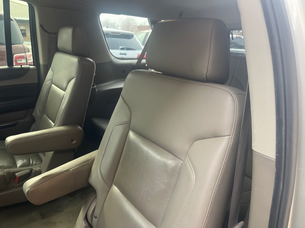 2016 Chevrolet Suburban LT - Photo 11