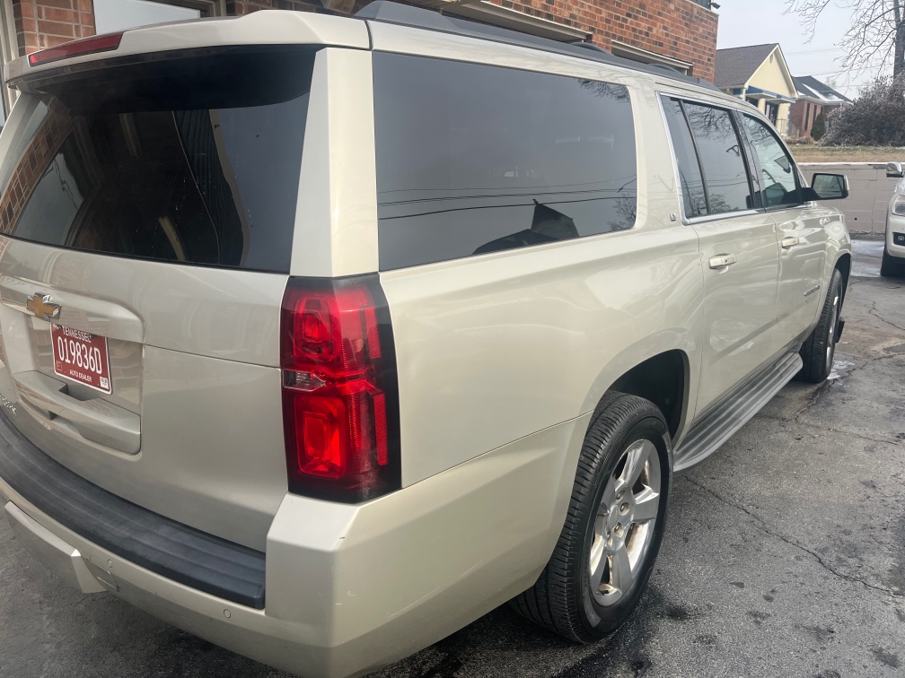 2016 Chevrolet Suburban LT - Photo 18